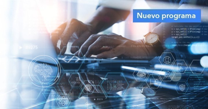 Manos escribiendo en un teclado de laptop con una interfaz digital superpuesta que muestra gráficos, iconos de seguridad y datos tecnológicos, representando innovación y transformación digital.