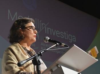 María Patricia dando su discurso de agradecimiento tras recibir el premio Medellín Investiga.