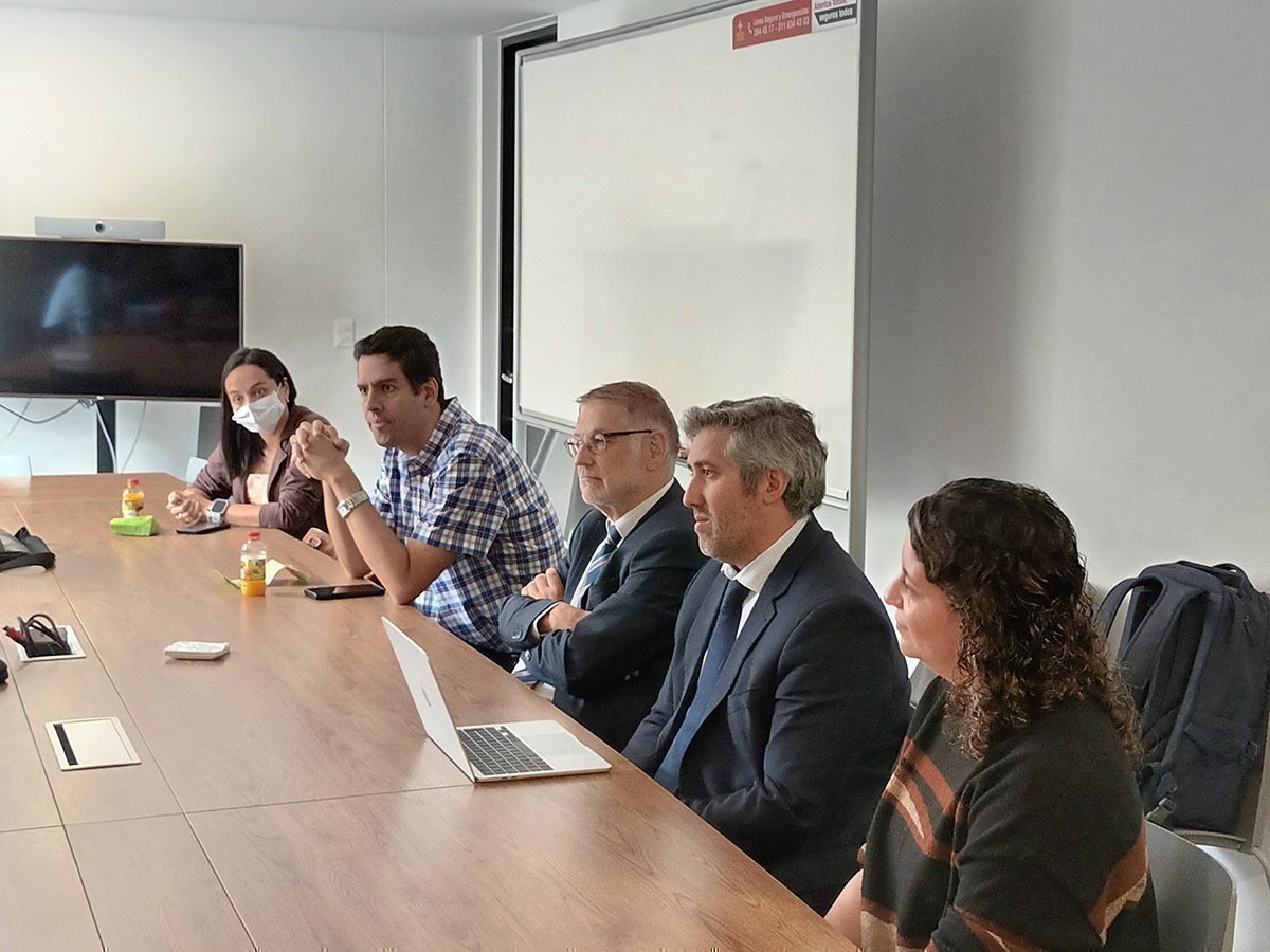 Reto Hilty y Juan Ignacio Correa en reunión con vicerrectores de investigación de universidades de Medellín.