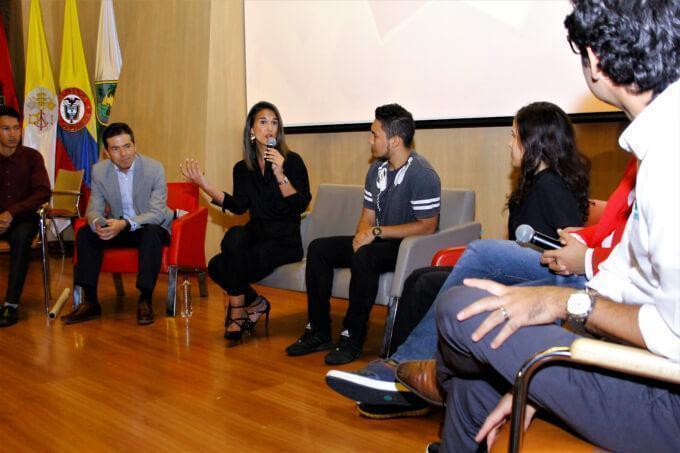 Ministra de Educación Yaneth Giha conversa con beneficiarios de Ser Pilo Paga