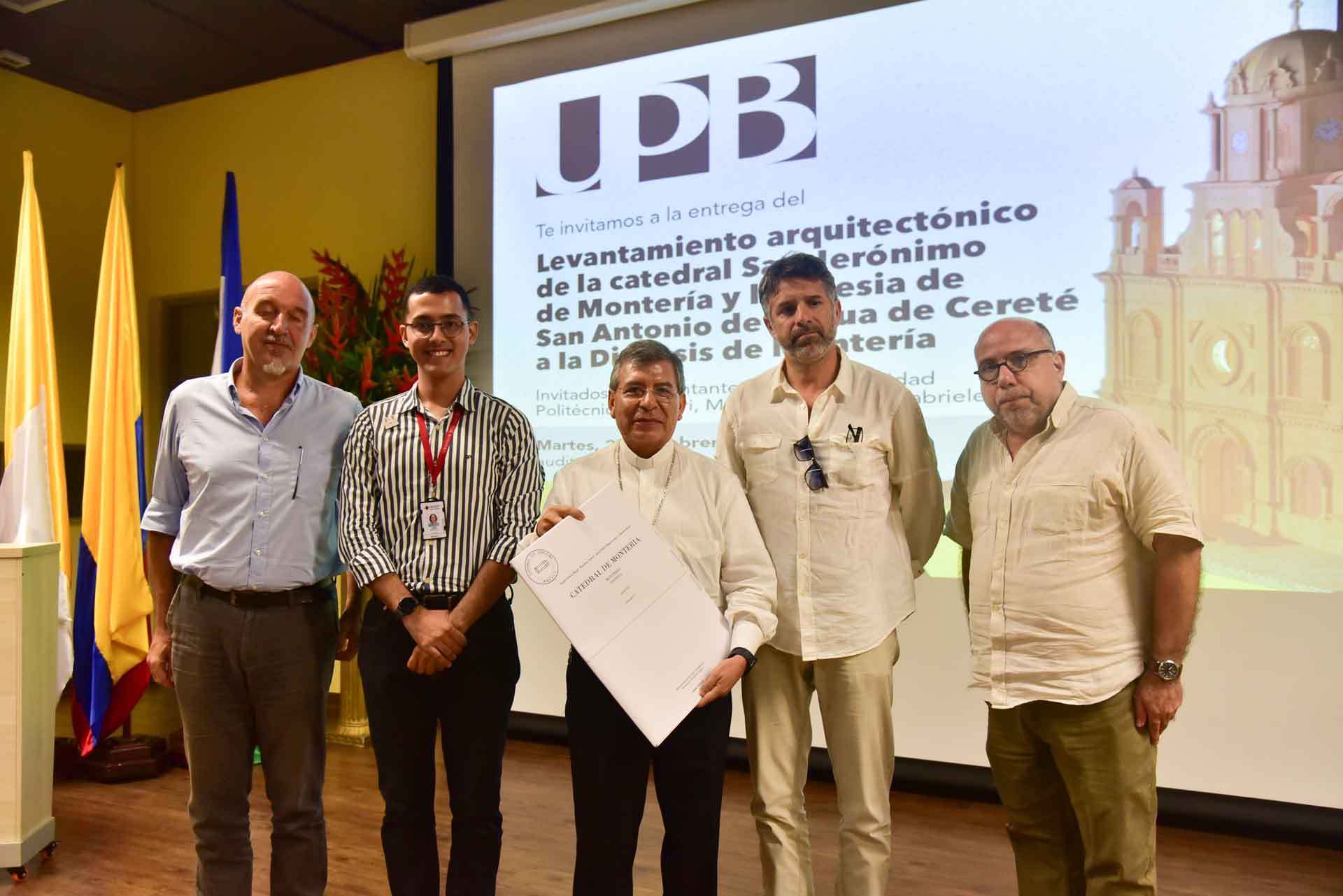 Entrega de atlas arquitectónico de la Catedral San Jerónimo de Montería a Monseñor. Ramón Alberto Rolón