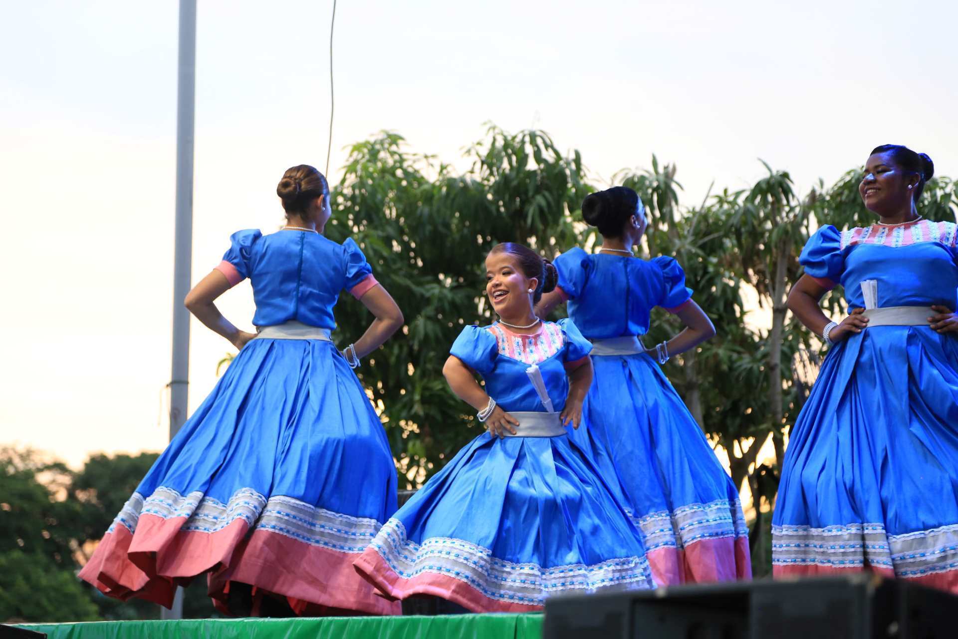 Presentación de Raíces Caribeñas en tarima en el marco de la Parada Folclórica 2024