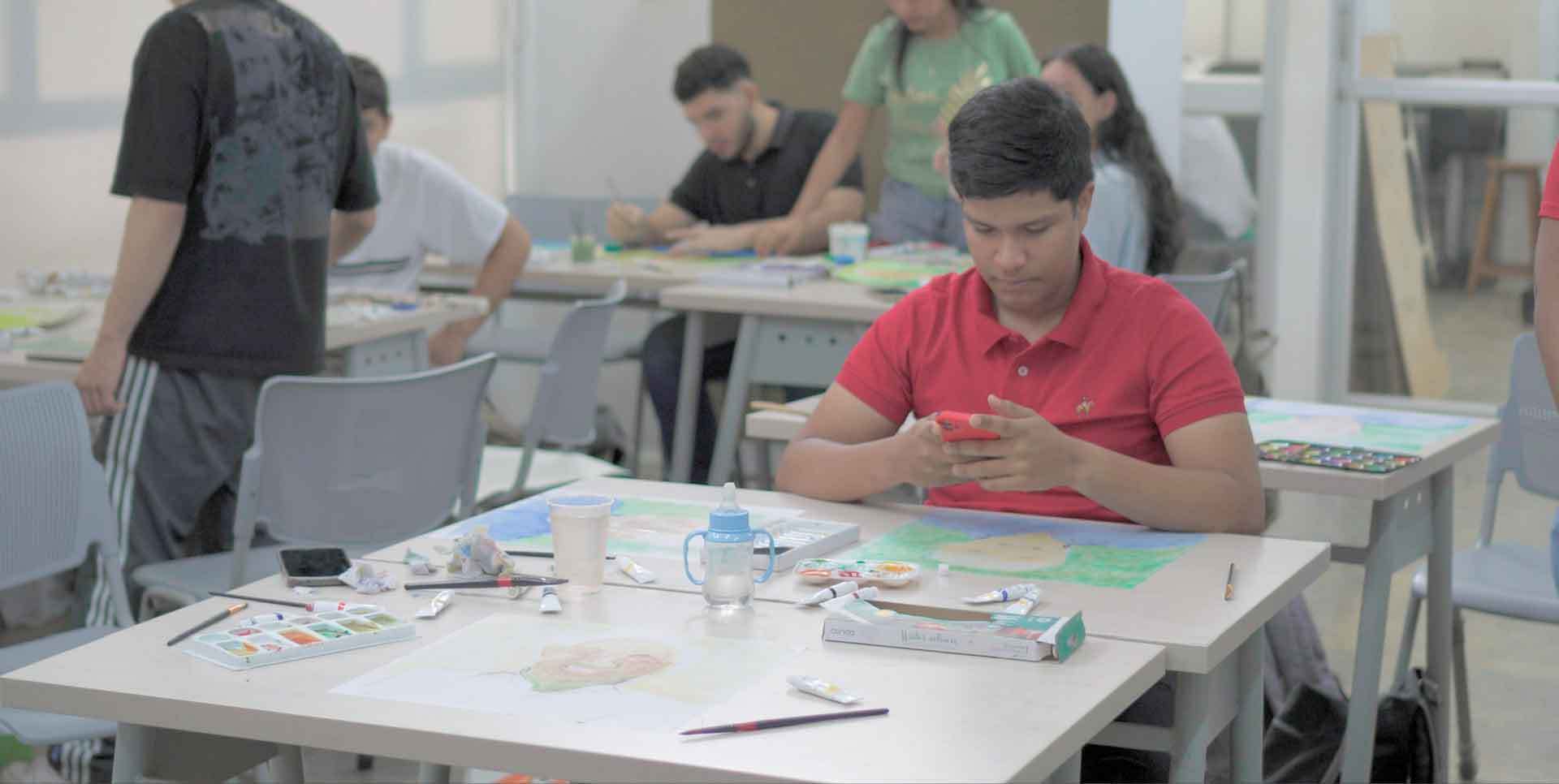 Estudiantes del programa de Arquitectura realizando la técnica de dibujo en acuarela