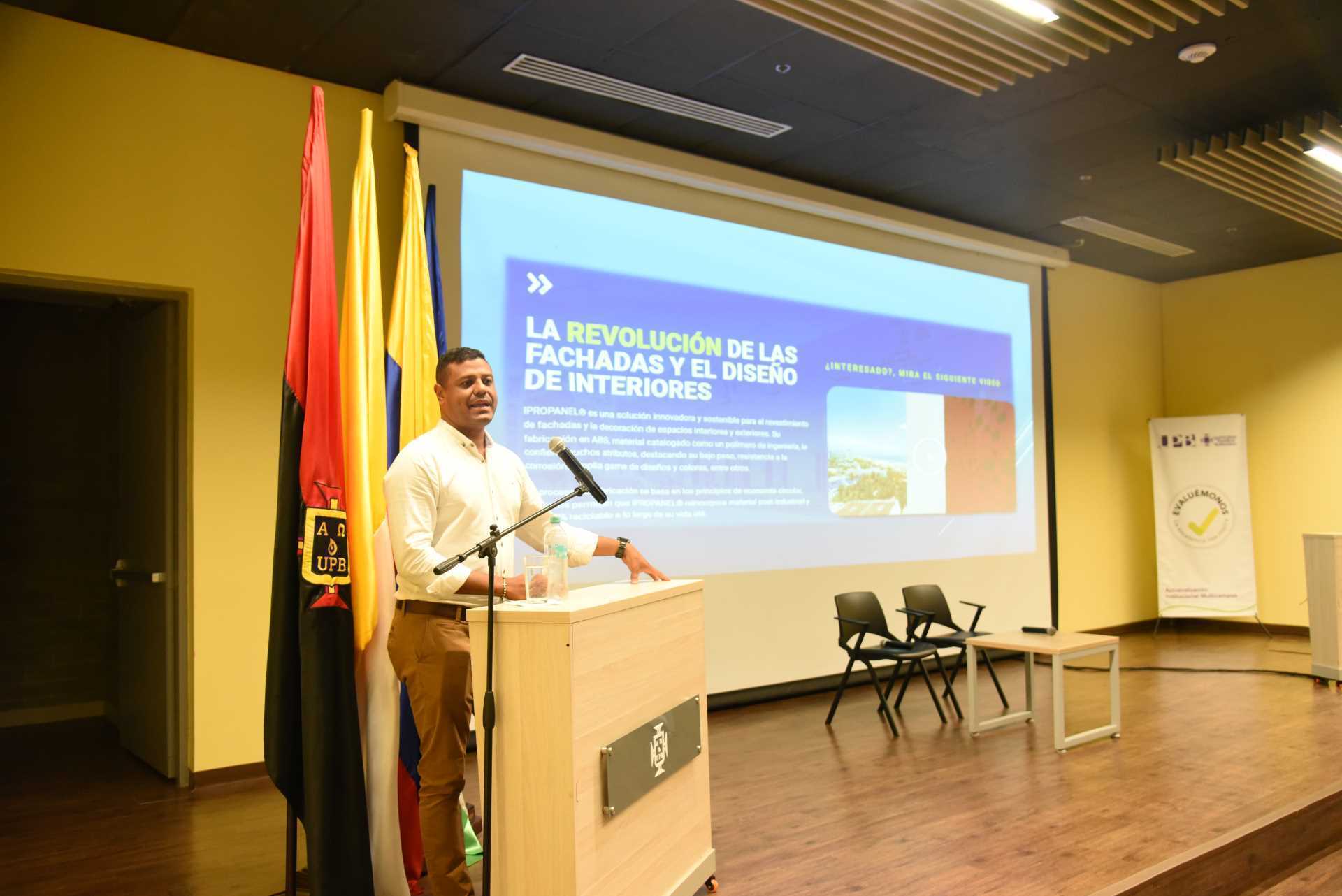 Fabián Martínez, funcionario de la Corporación Autónoma de los Valles del Sinú y San Jorge (CVS) durante su ponencia: Negocios Verdes en el departamento de Córdoba