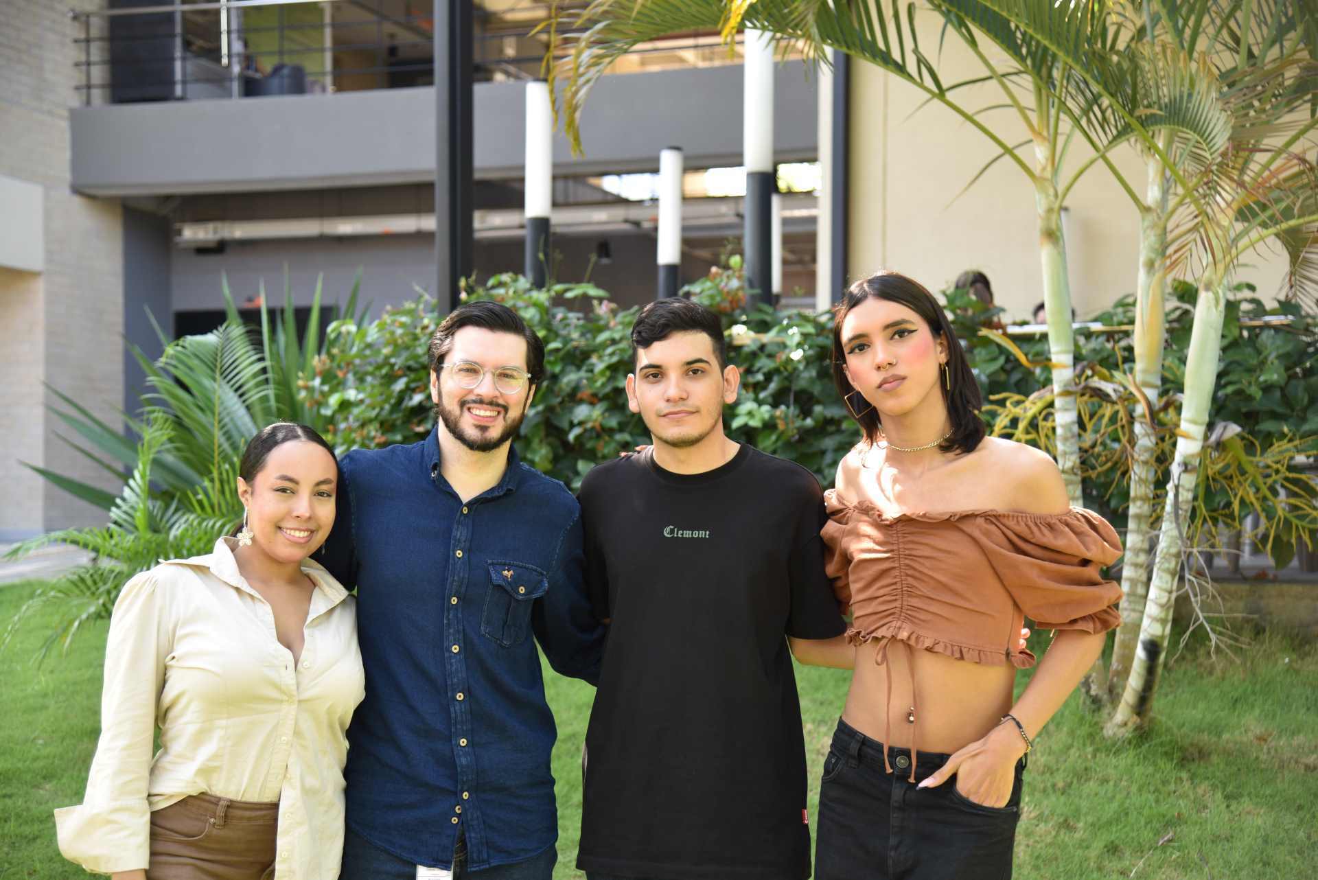 Estudiantes programa de Derecho y docente Felipe Fernández, coordinador de la Clínica Jurídica