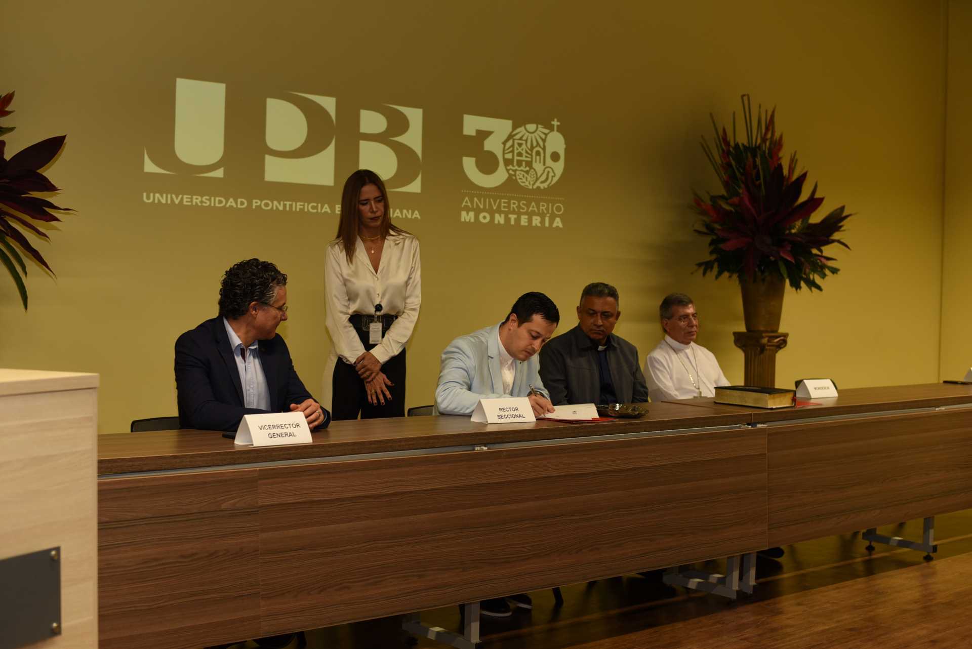 Firma del acta Rector UPB Montería