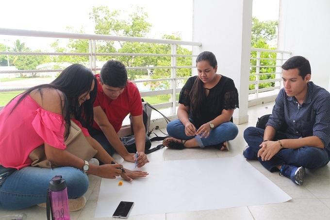Universitarios desarrollando actividades del taller