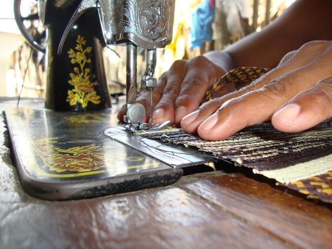 Artesana de Tuchín elaborando bolso de caña flecha