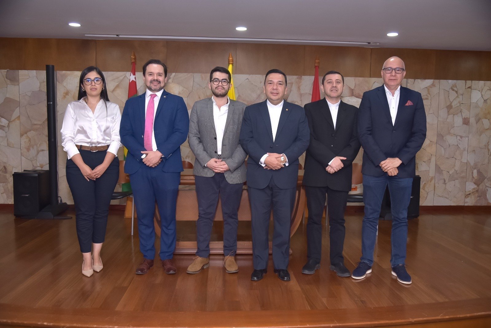 El rector de la Universidad Pontificia Bolivariana Seccional Bucaramanga, Presbítero Gustavo Méndez Paredes, junto a directivos y autoridades académicas, durante la Ceremonia de Becas de Honor, en la que se entregaron 41 becas por más de 890 millones de p