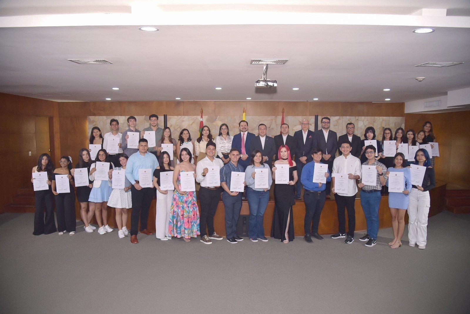 Grupo de estudiantes beneficiados con la Beca de Honor de la Universidad Pontificia Bolivariana Seccional Bucaramanga, junto a directivos de la institución, celebrando el reconocimiento a su excelencia académica durante la Ceremonia de Becas de Honor