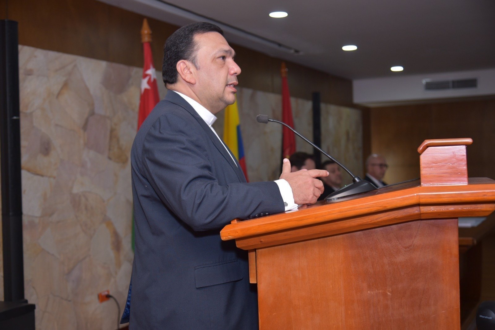 El rector de la Universidad Pontificia Bolivariana Seccional Bucaramanga, Presbítero Gustavo Méndez Paredes, durante su discurso en la Ceremonia de Becas de Honor, evento en el que se entregaron 41 becas por más de 890 millones de pesos, reafirmando el co