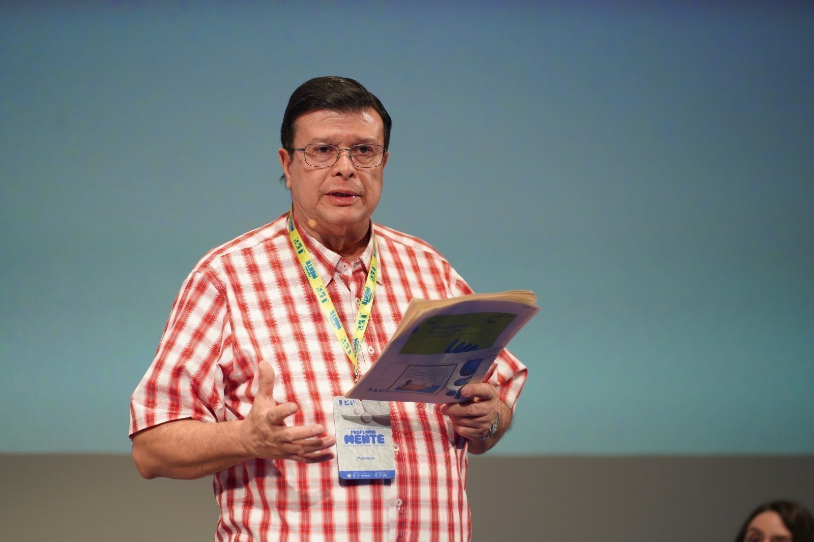 Guillermo Léon Zuleta en la conferencia sobre desafíos bioéticos de la IA, en la Escuela de Verano Saberes UPB