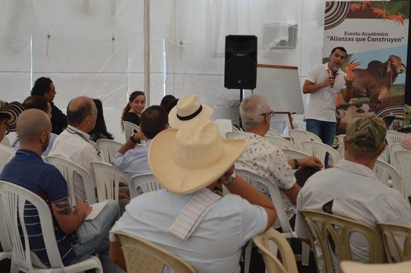 El magíster en Biología, Jeiczon Elim Jaimes Dueñez, fue el encargado de abrir el ciclo de conferencias con la "caracterización epidemiológica y molecular de la infección por agentes hemotrópicos en bovinos y búfalos".