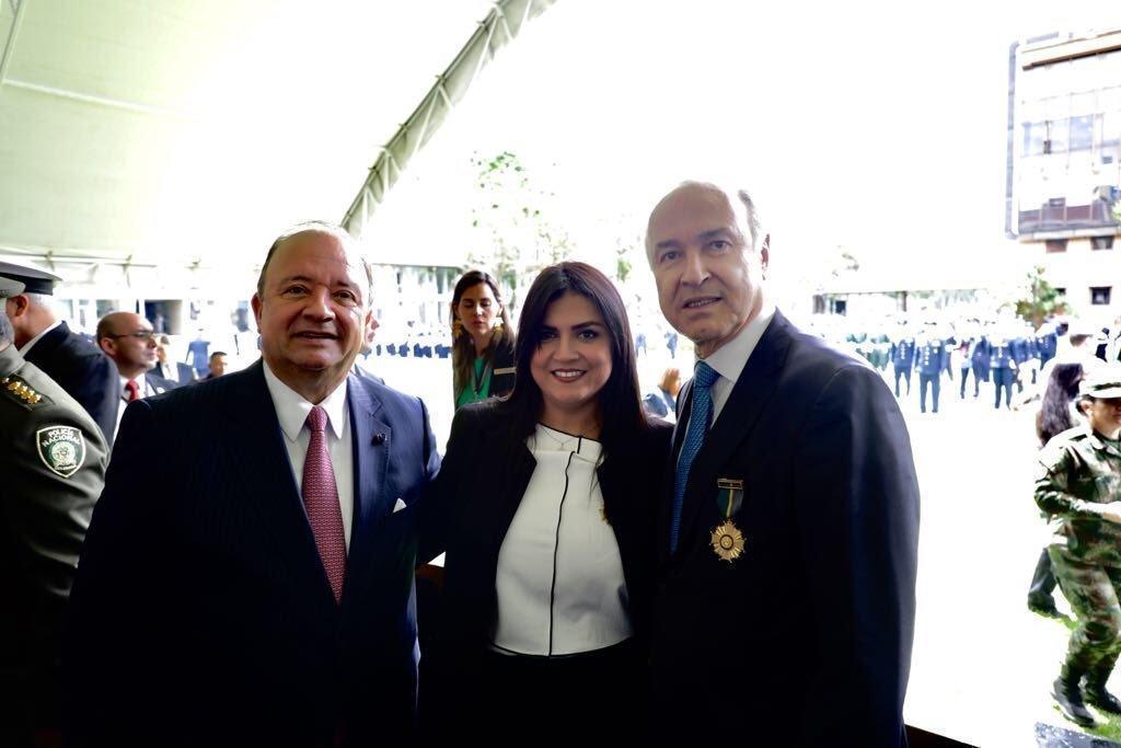 Margarita Otero Mendoza acompañada por el Ministro de Defensa Nacional, Luis Carlos Villegas Echeverri y Enrique Gil Botero, Ministro de Justicia y del Derecho.