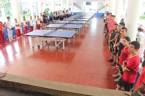 Estudiantes de Montería están comprometidos con su formación en tenis de mesa.