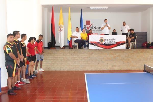 El rector de UPB, Presbítero Jorge Bedoya, animó a los asistentes a seguir practicando ese deporte.