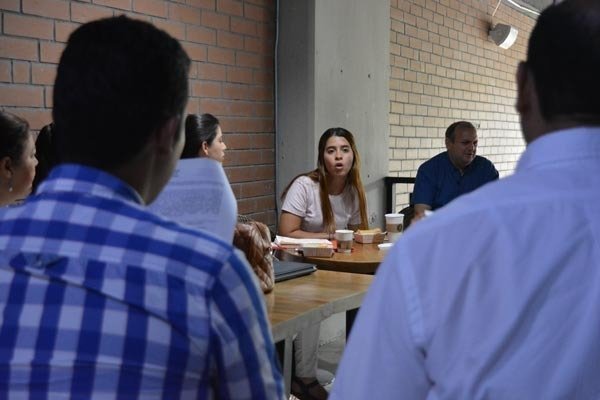 Durante el Café Poeta YouthSpark, los asistentes conversaron sobre sostenibilidad, ciudad y organizaciones sostenibles.