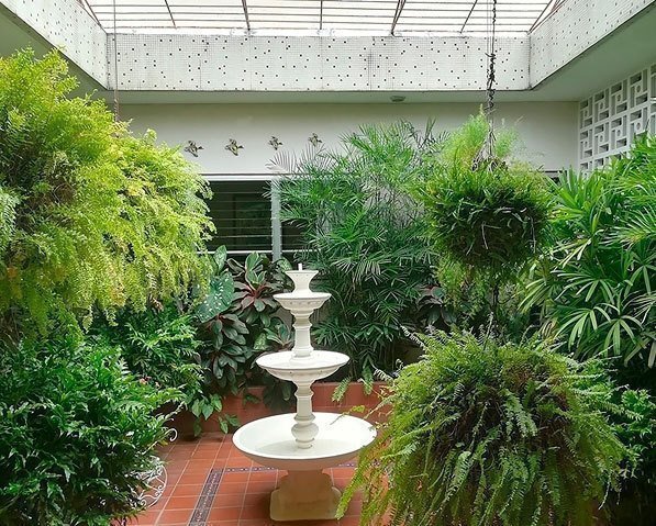 Patio - jardín de Casa Cabrales, proyecto de Miguel Farah Zakzuk, construida en 1962.