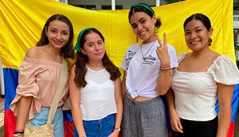 Voluntarias internacionales con la Bandera de Colombia