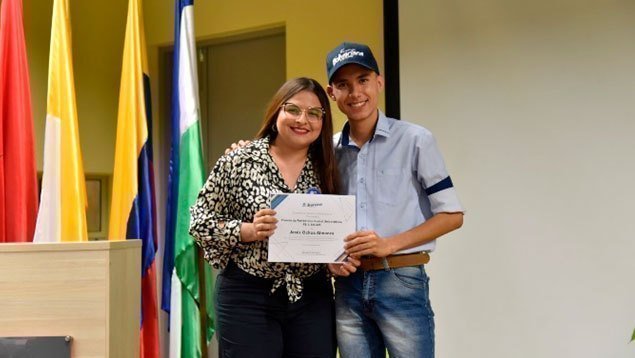 Entrega el Premio de Periodismo Radial, la directora de la emisora Frecuencia Bolivariana, María Giseth Escudero.