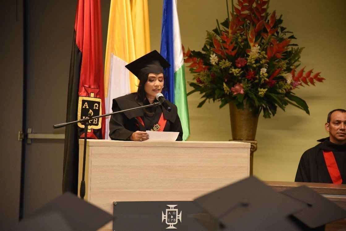 La graduanda, María Piedad Brunal Altamiranda durante la lectura del Espíritu Bolivariano