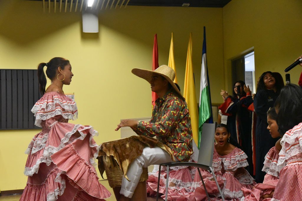 Puesta en escena con cantos y bailes, integrando la música, la danza y el teatro, que identifican y resaltan la riqueza cultural de la región cordobesa, presentando los temas: “El Bocachico”