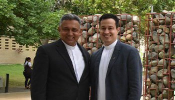 Rector General, Pbro. Diego Alonso Marulanda Díaz con el rector de la Seccional, Pbro. Juan Camilo Restrepo Tamayo