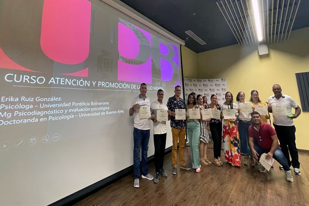 La Universidad Pontificia Bolivariana certificó a 39 jóvenes, madres y líderes comunitarios y miembros de la Policía de Infancia y Adolescencia, en el curso Habilidades para la Promoción y Atención de la Salud Mental