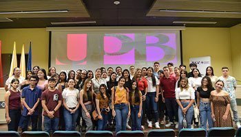 Estudiantes en la Inducción de Pasantías: Colegio Universidad en el auditorio Pbro. Jorge Bedoya Vásquez de la Universidad