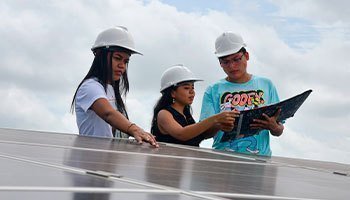 UPB le apuesta a la formación técnica en mantenimiento e instalación de sistemas fotovoltaicos de energía solar 