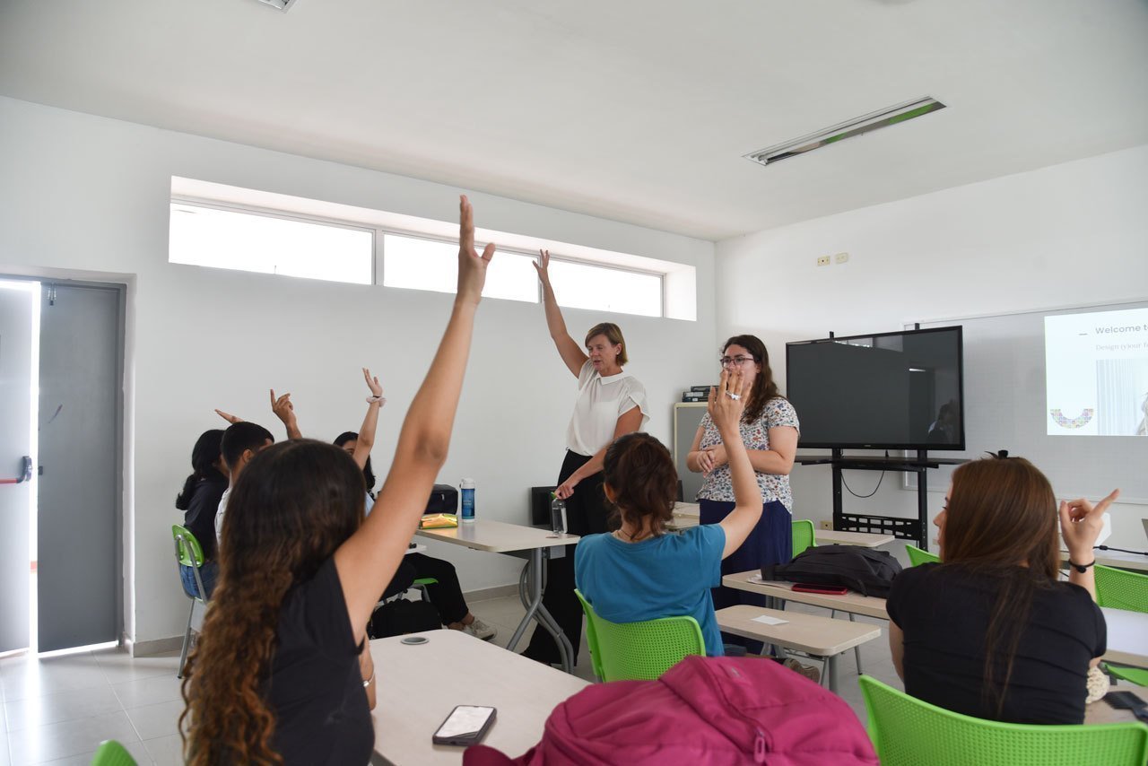 Estudiantes participando en los talleres de inmersión a la lengua inglesa