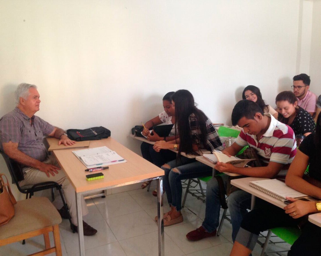 Manuel Joaquín en sus clases con estudiantes del programa