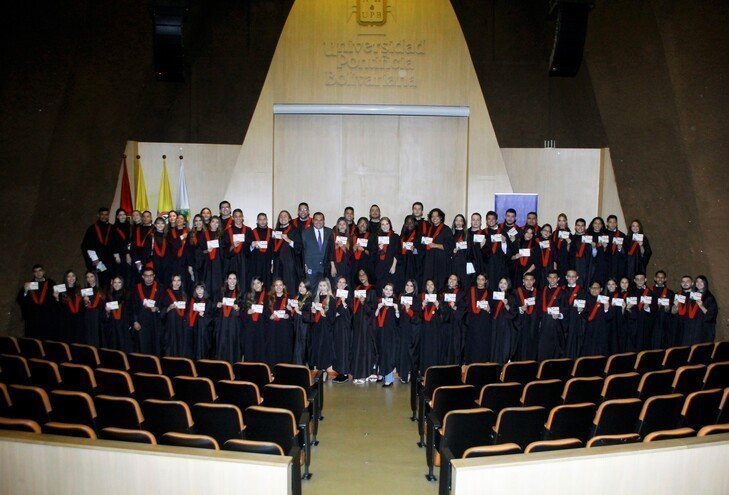 Grupo de estudiantes de Derecho que tomaron juramento