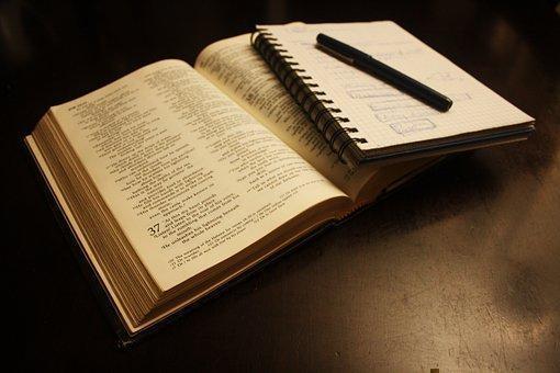 Sobre una mesa hay un libro, sobre libro hay un cuaderno y sobre el cuaderno un bolígrafo.