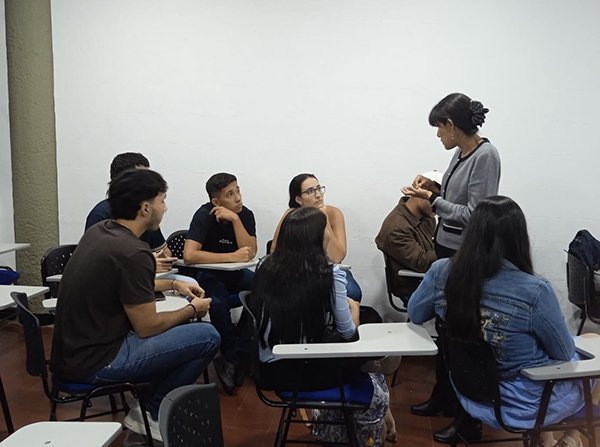 estudiantes de la Facultad de Ingeniería Industrial con la docente Jeanette Fabiola Díaz Quintanilla