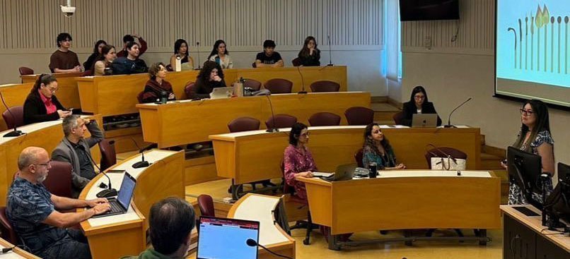 Egresada Carolina Panesso en su presentación ante la Universidad Adolfo Ibáñez, Chile