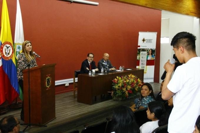 Estudiantes peruanos tuvieron la oportunidad de contar sus experiencias al embajador.