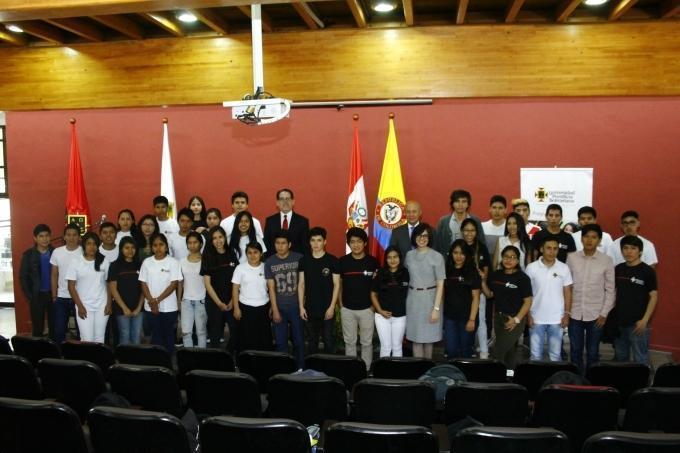Estudiantes peruanos junto con el embajador y directivos de la UPB.