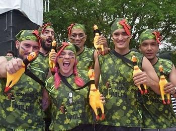 Equipo de estudiantes participantes del concurso "En búsqueda de La Guaca" vestidos ciomo militares