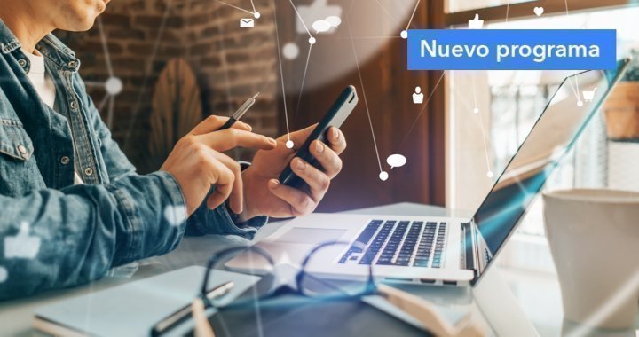  Persona con móvil y laptop en un escritorio, rodeada de íconos de comunicación digital.