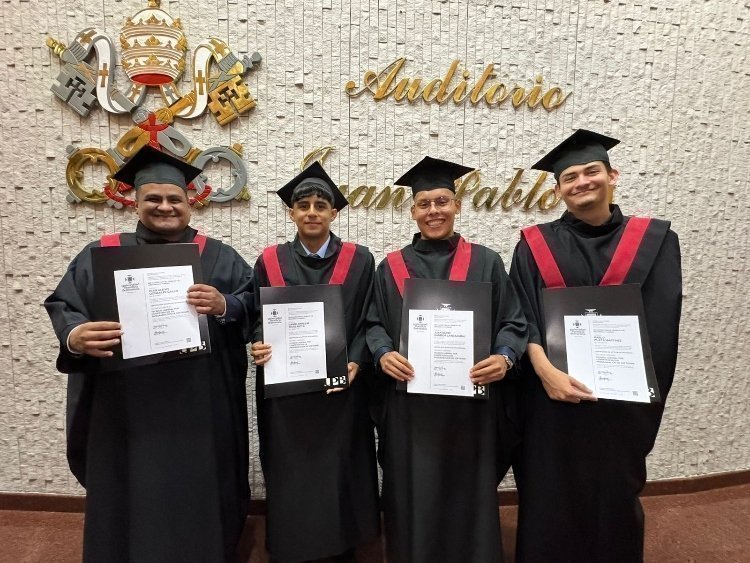 Cuatro jóvenes graduados de UPBTec posan para una fotografía