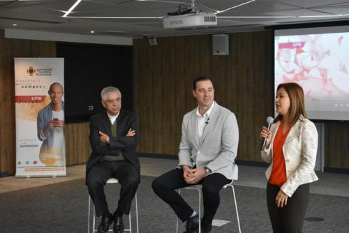 De izquierda a derecha: Pbro. Julio Jairo Ceballos, Rector General UPB; Marco Casarín, gerente Microsoft Colombia; Gloria Figueroa, directora de UPB Virtual.