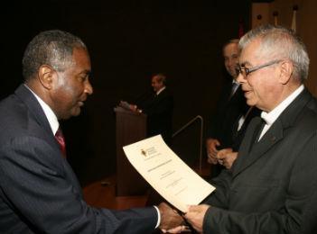 Simón Hinestroza recibe de manos del Rector su diploma en el que consta el reconocimiento por sus 30 años de servicio