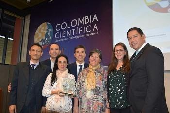 Director de Investigación en la entrega del premio de Colombia Científica