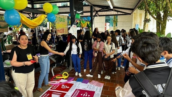 Estudiantes reunidos en actividades de salu mental