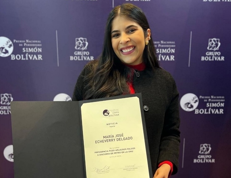 Egresada con su premio Simón Bolívar