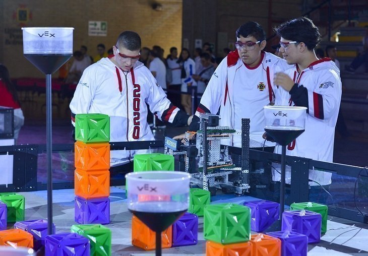 Participantes UPB en el torneo VEX.