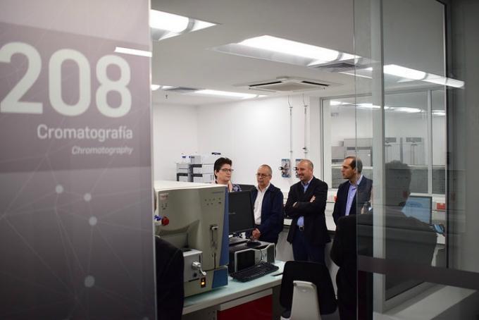 Juan Verde y Tony Salas en un recorrido por los laboratorios del nuevo complejo de la UPB.