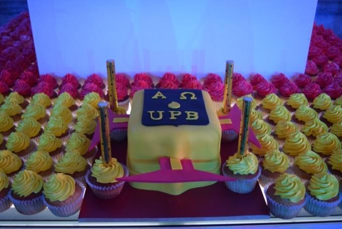 Egresdos y administrativos de la UPB cantaron el cumpleaños a su alma máter.