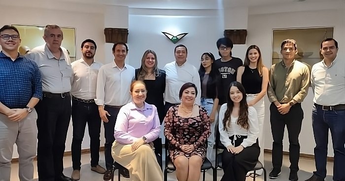 Grupo de personas de varias edades reunidas y posando para la fotografía